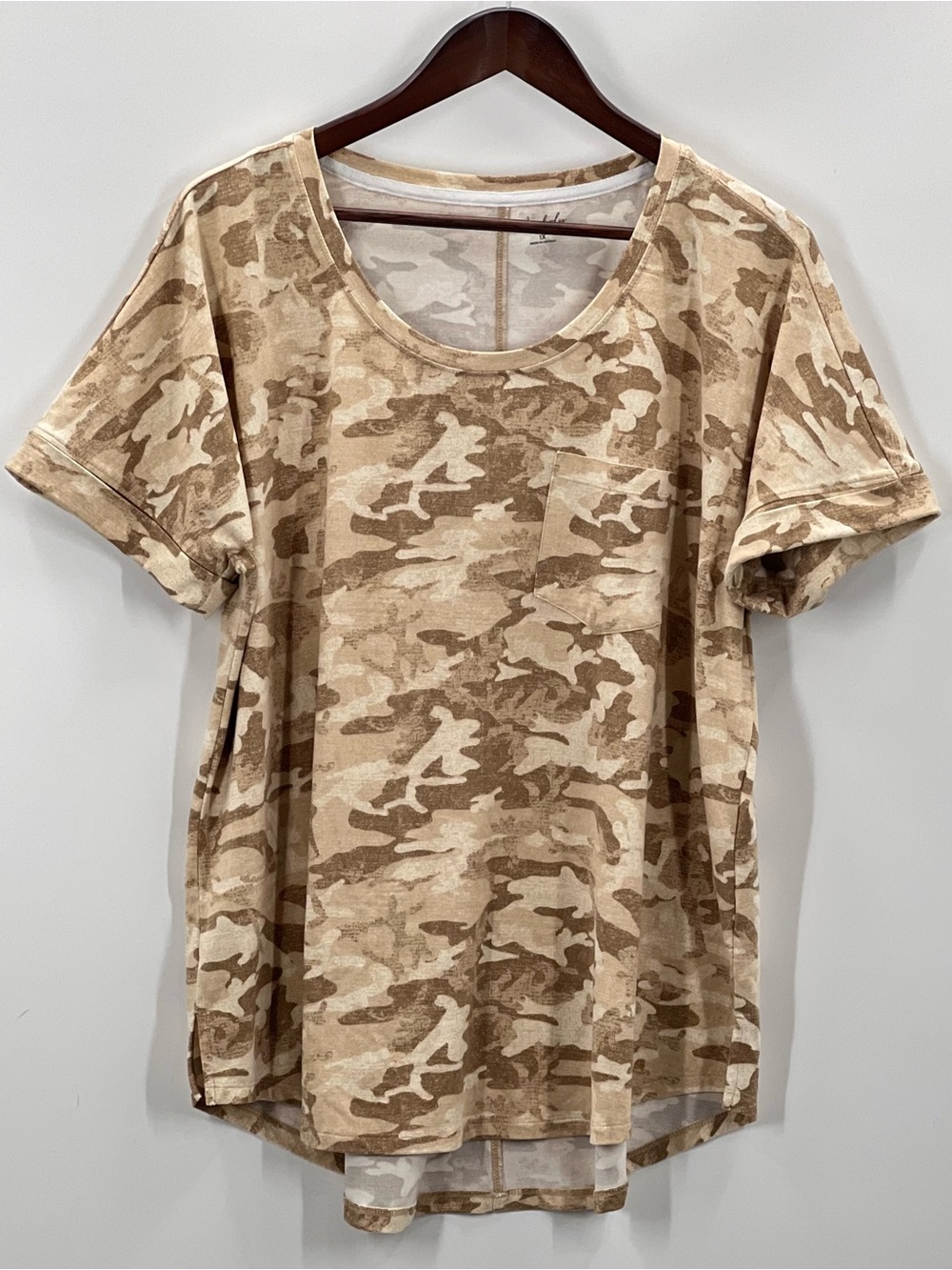 182 Wonderly Relaxed Camo Pocket Scoop Neck Tee - Beige